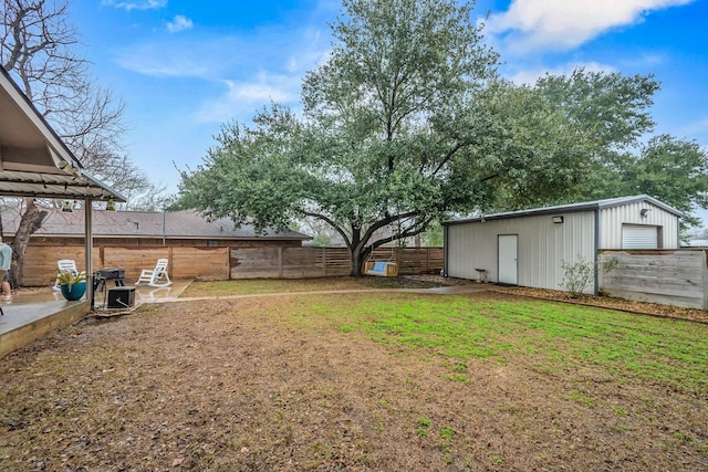 view of yard with an outdoor structure