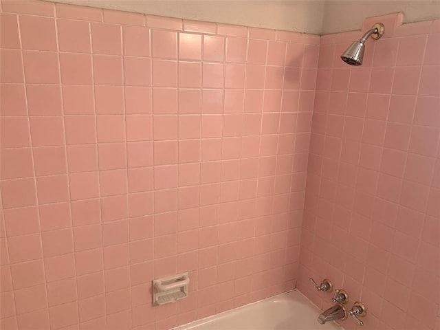 room details featuring tiled shower / bath combo