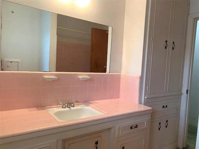 bathroom with vanity and decorative backsplash