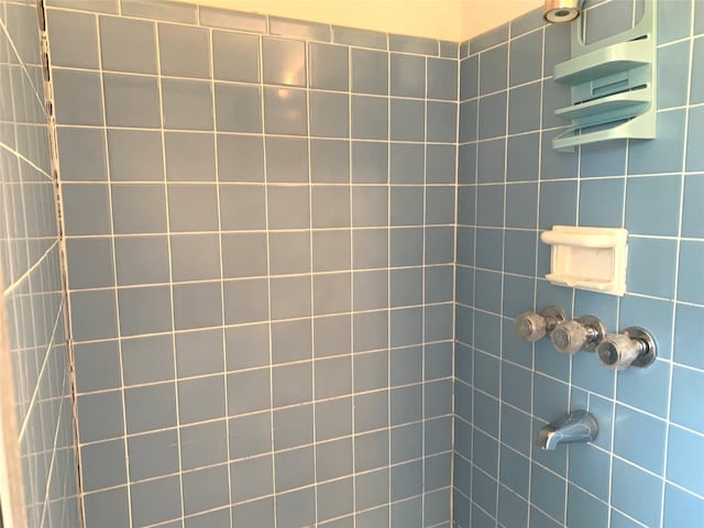 bathroom with tiled shower / bath