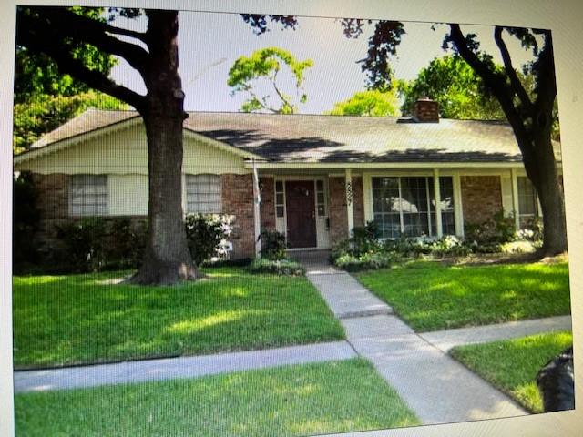 view of front of home with a front lawn