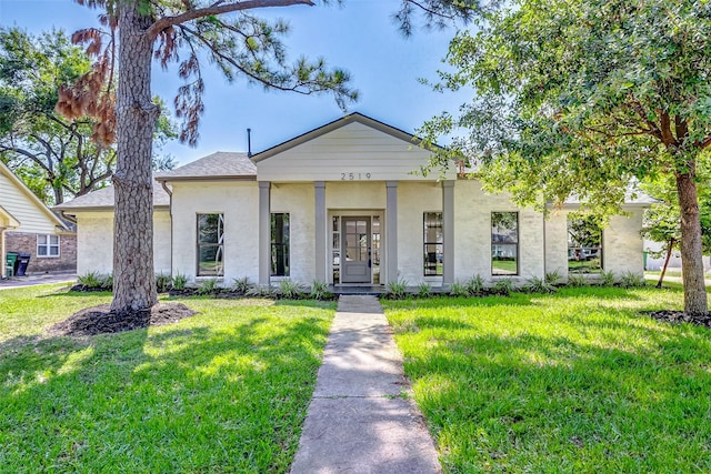 view of front facade with a front lawn