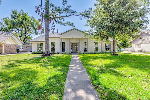 view of front of home featuring cooling unit and a front lawn