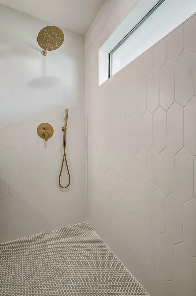 bathroom featuring tiled shower