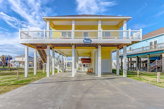 view of front of property featuring a carport and a front yard