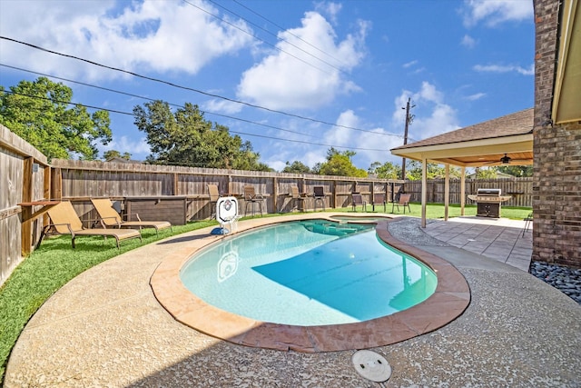 view of pool with an in ground hot tub, area for grilling, and a patio