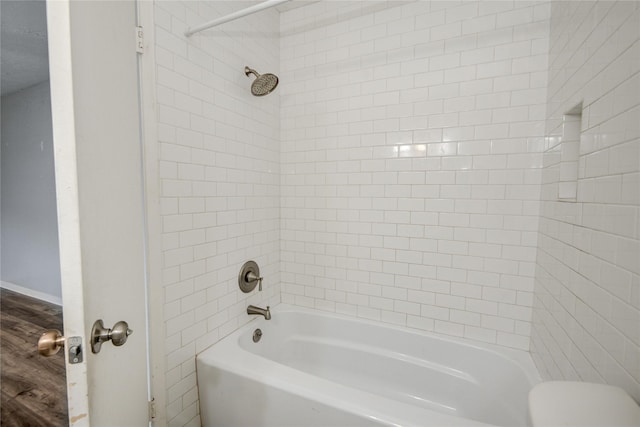 bathroom with tiled shower / bath