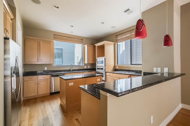 kitchen featuring light hardwood / wood-style floors, sink, stainless steel appliances, and kitchen peninsula