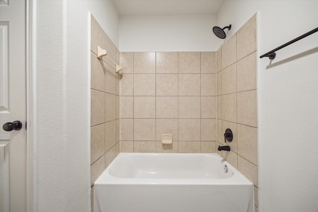 bathroom with tiled shower / bath combo