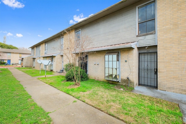 exterior space featuring a lawn