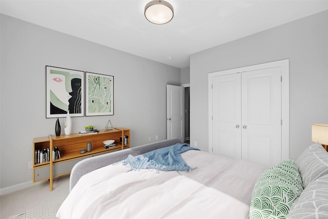 bedroom featuring carpet flooring and a closet