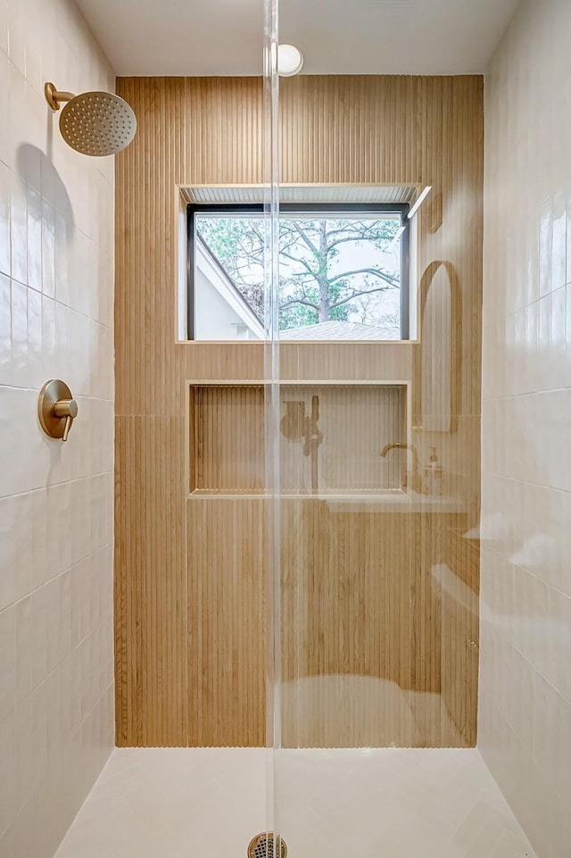 bathroom featuring tiled shower