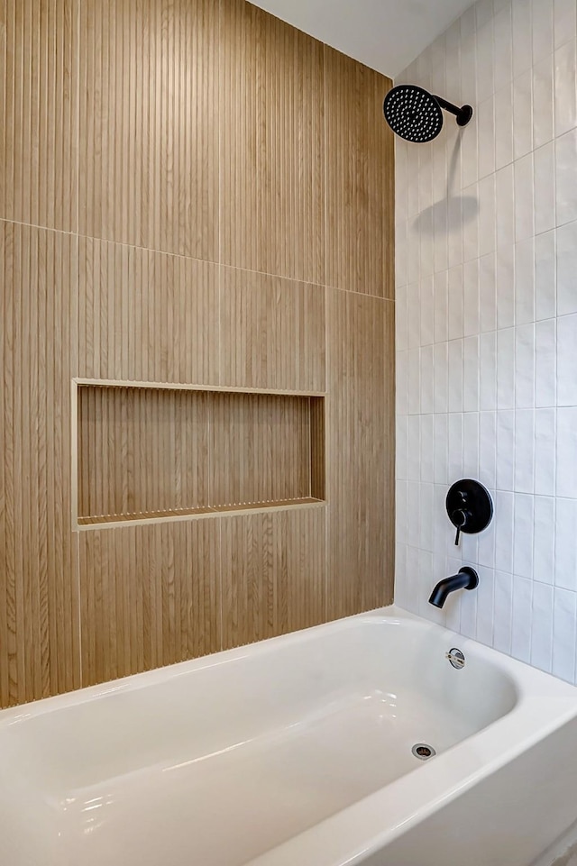 bathroom with tiled shower / bath