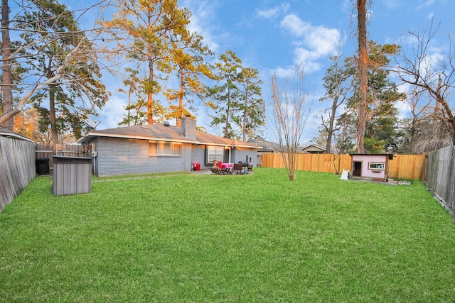 view of yard featuring a storage unit