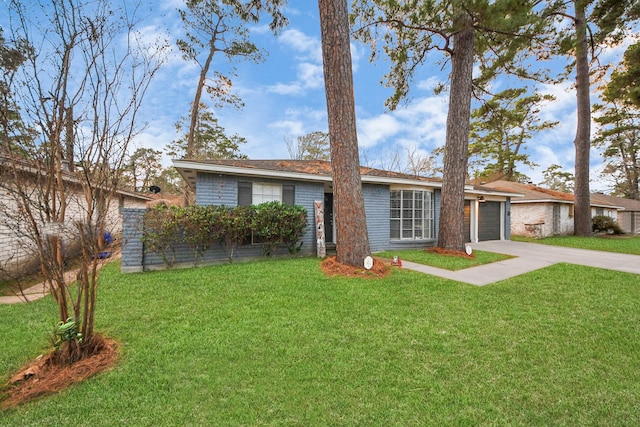 view of front of house featuring a garage and a front lawn