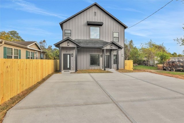 view of front of property featuring a patio area