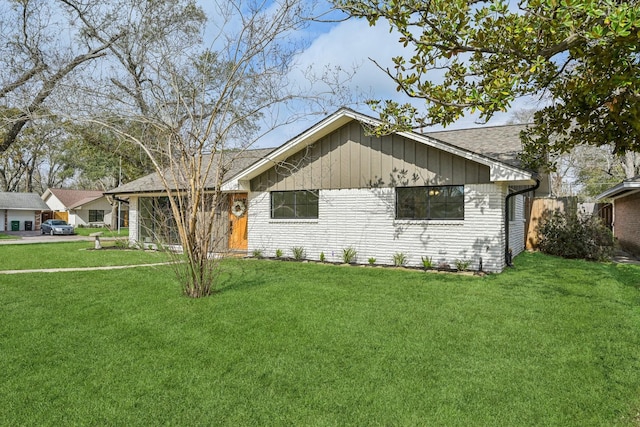 ranch-style house with a front yard