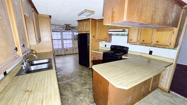 kitchen with sink, kitchen peninsula, ceiling fan, and black appliances