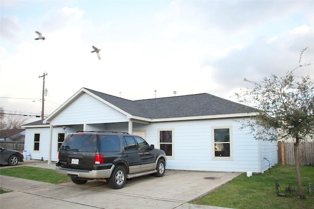 view of front of home with a front lawn