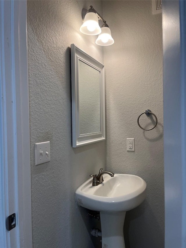 bathroom featuring sink