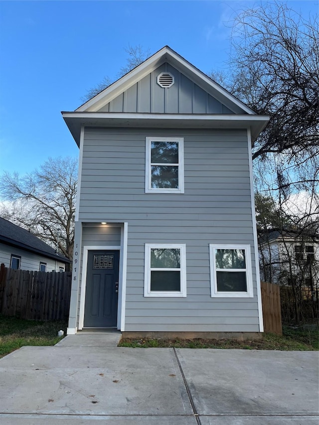 view of front facade with a garage