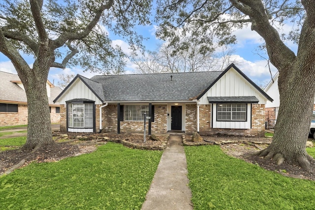 view of front of home featuring a front yard