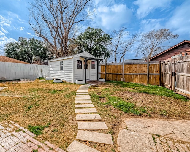 view of yard with an outbuilding