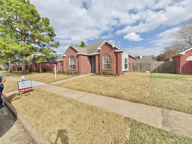 view of front facade with a front lawn