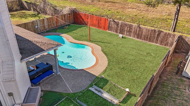 view of swimming pool featuring a yard