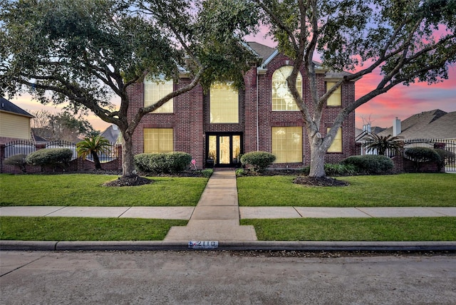 view of front of property featuring a yard