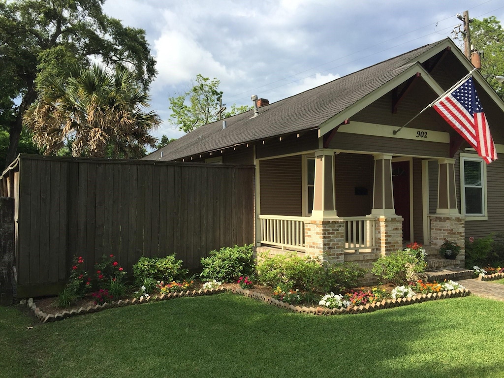 view of front facade featuring a front lawn and a porch