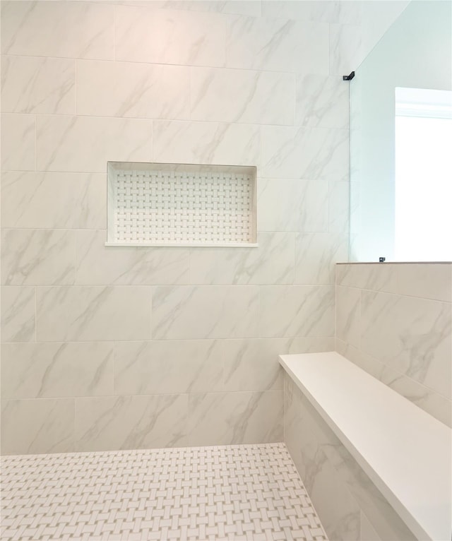 bathroom featuring a tile shower