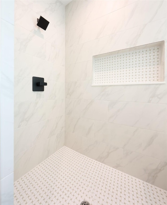 bathroom featuring a tile shower