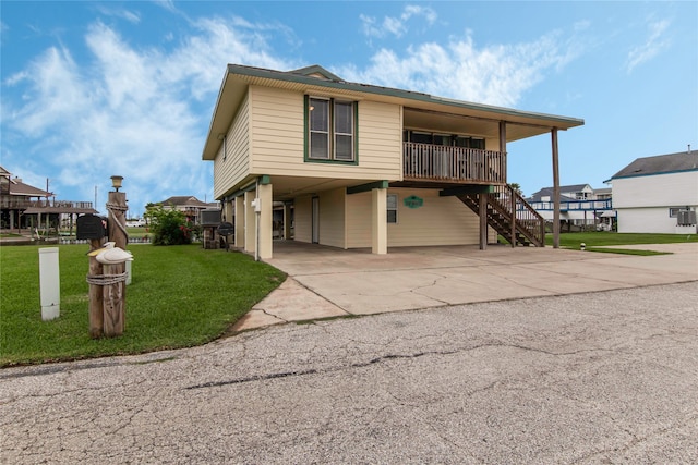 view of front of home featuring a front lawn and a carport