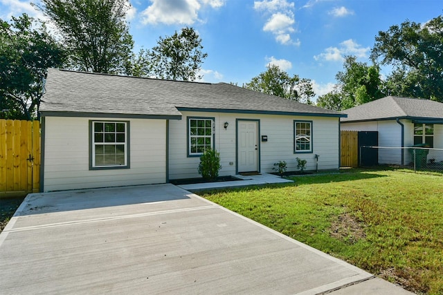 ranch-style home featuring a front lawn