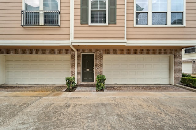 view of front facade featuring a garage