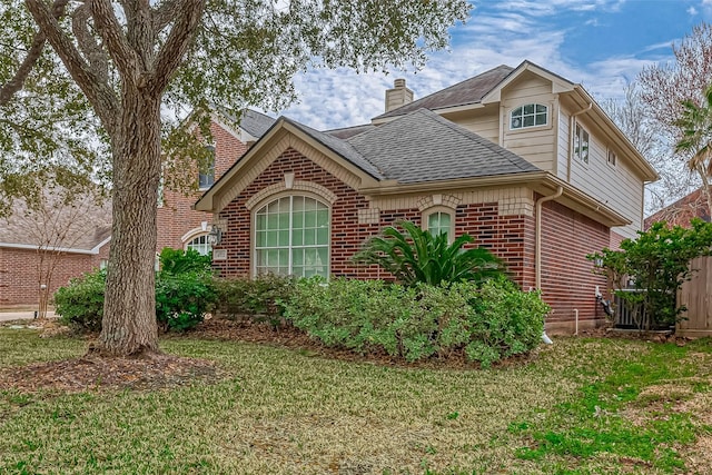 front facade featuring a front lawn