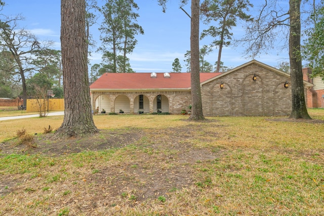 single story home featuring a front lawn