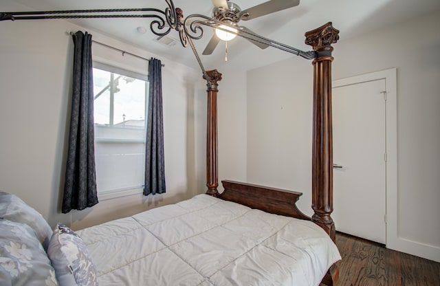 bedroom featuring dark wood-style floors, visible vents, and a ceiling fan