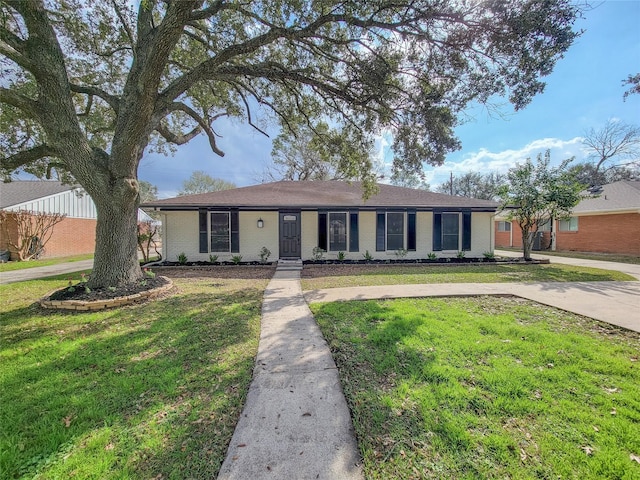 ranch-style house featuring a front yard