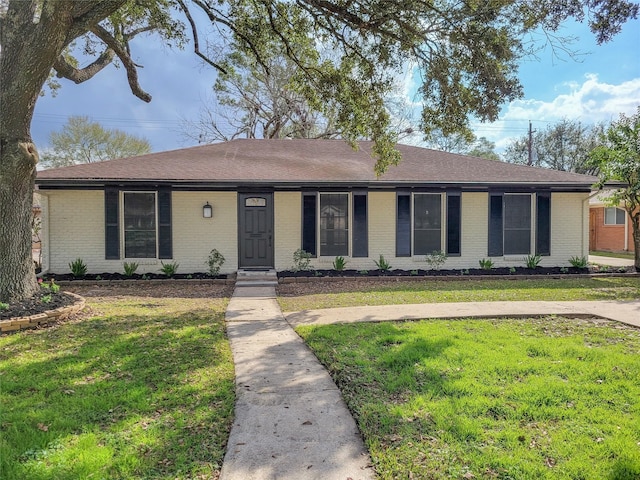 single story home with a front yard