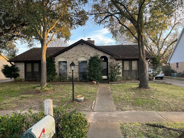 view of front of home featuring a front yard