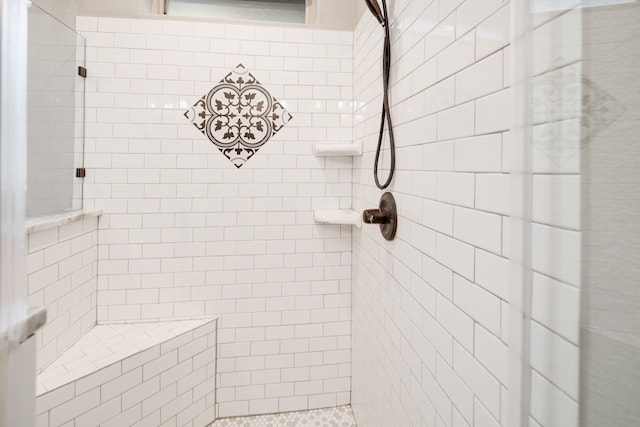 bathroom featuring a tile shower