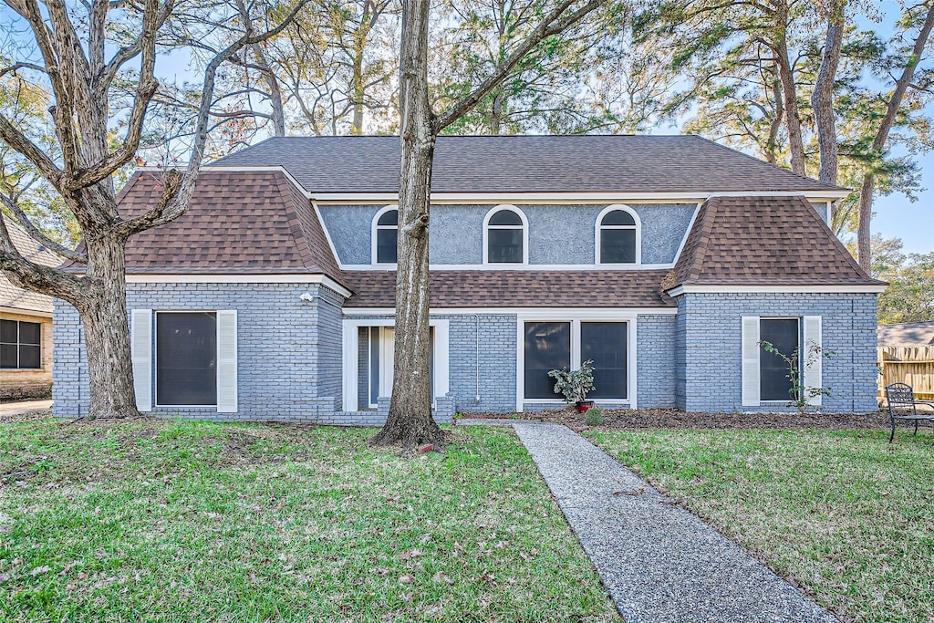 view of front of house featuring a front lawn