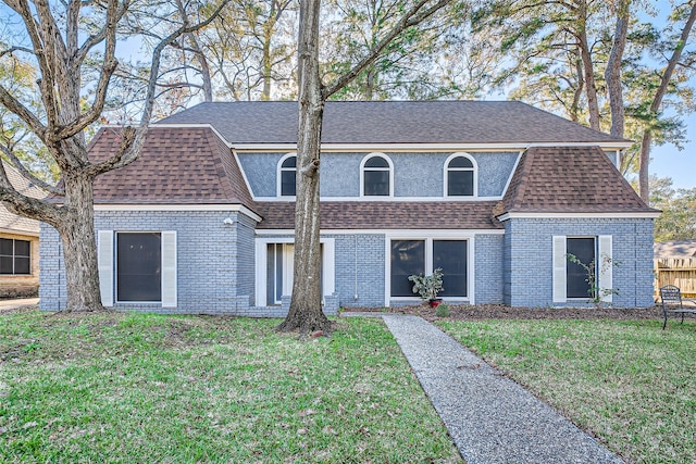 view of front of house featuring a front lawn