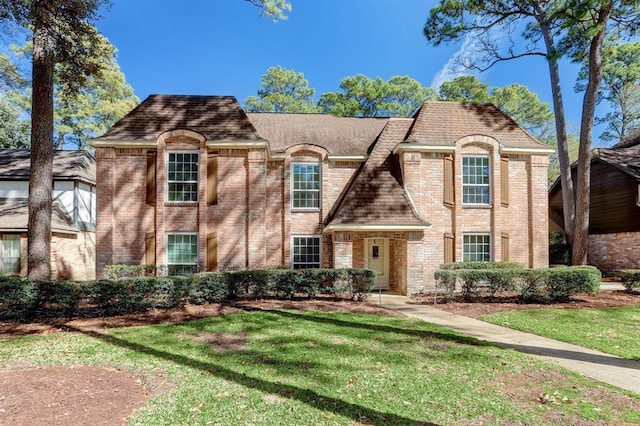 view of front facade featuring a front lawn