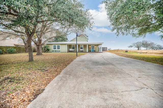 single story home with a front yard