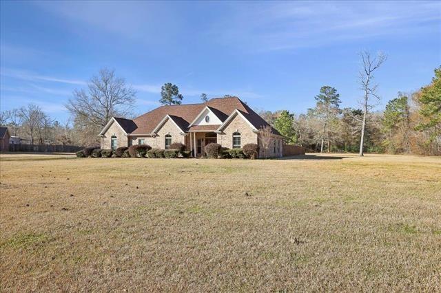 view of front of house with a front yard