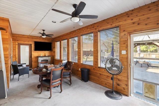 sunroom / solarium with ceiling fan