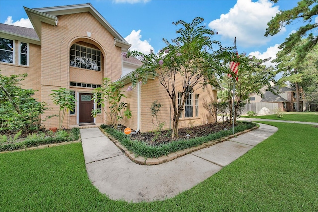 view of front of home featuring a front lawn